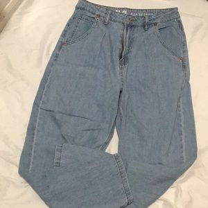 Aesthetic light washed baggy mid waisted jeans